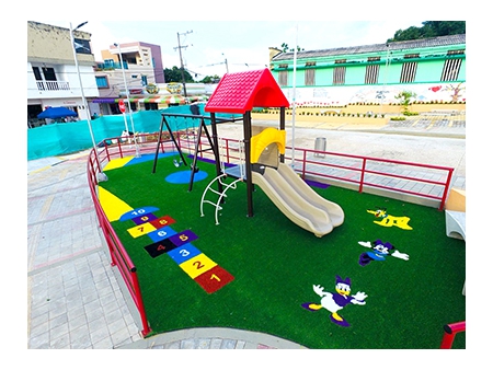 Césped de parque infantil / patio de recreo