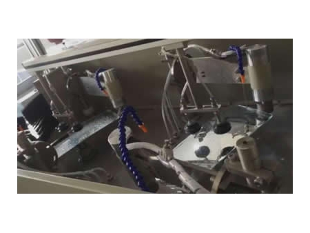 Máquina para rectificado y biselado de bordes de espejo retrovisor de camión