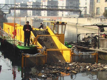 Barco recolector de basura y algas