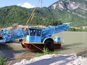 Barco recolector de basura y residuos en el condado de Sangzhi