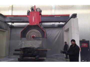 Un cliente ruso adquirió la máquina cortadora de piedra con sierra tipo puente