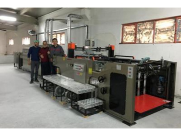 Cliente de Turquía compra máquina de serigrafía con UV parcial