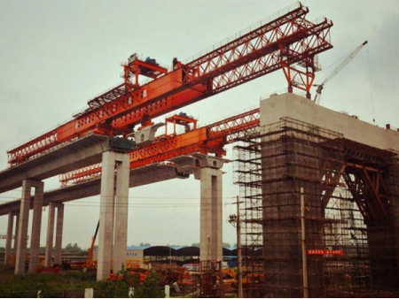 Grúa de construcción de puentes