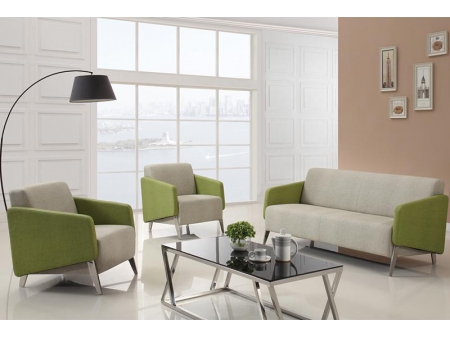 Sillón de cuero con patrones de tela