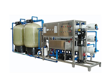 Línea para llenar y envasar botellas de bebidas pequeñas