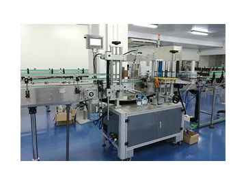 Máquina etiquetadora con etiquetas autoadhesivas