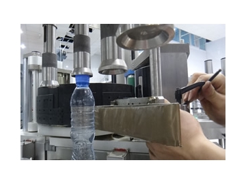 Máquina etiquetadora con pegamento termofusible