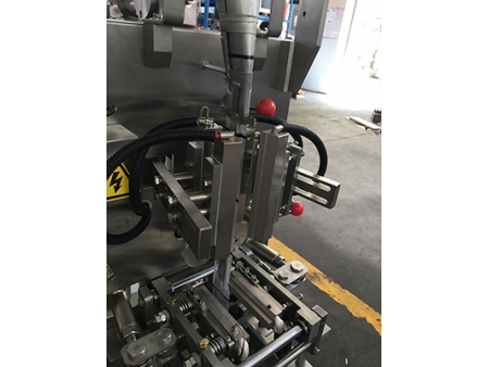 Envasadora vertical, con dosificador de tornillo sin fin