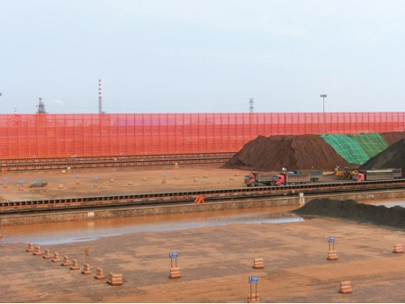 Barrera rompevientos para control de polvo de mineral de hierro