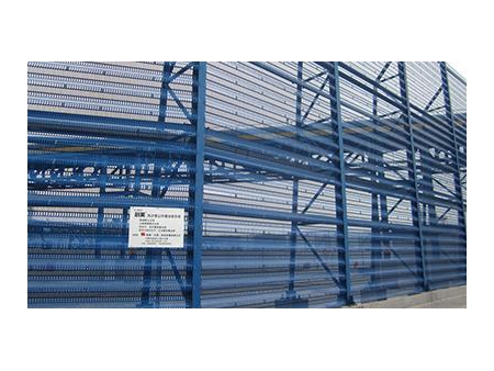 Barrera rompevientos para control de polvo de coque de petróleo