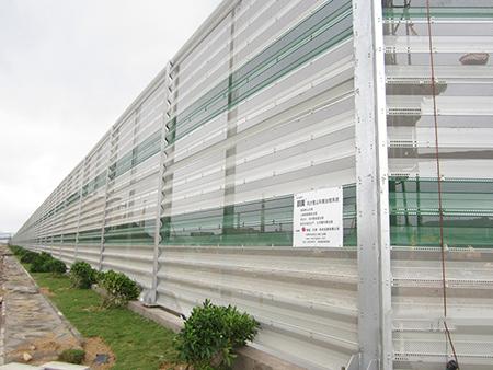 Barrera rompevientos para control de polvo de mineral de hierro