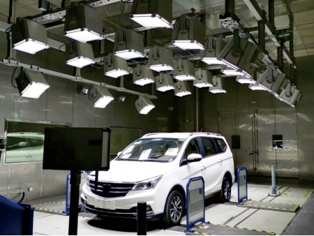 Cámara de Pruebas de Vehículos (Simulación Solar y Dinamómetro)
