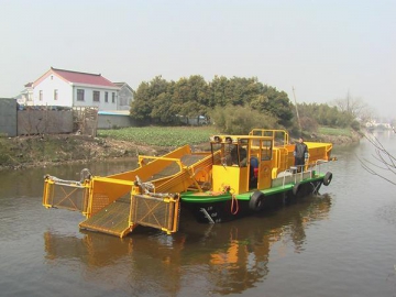 Barco recolector de basura y algas