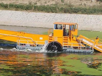 Cosechadora de maleza acuática en el lago Taihu