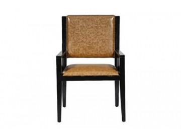 Silla de cuero con apoyabrazos de madera