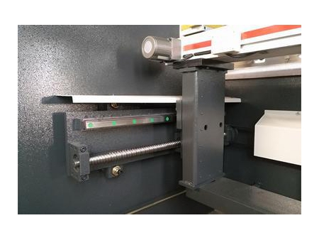 Plegadora con sistema electrohidráulico DA66T