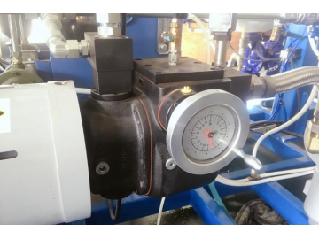 Máquina inyectora de poliuretano para fabricación de asientos de automóviles