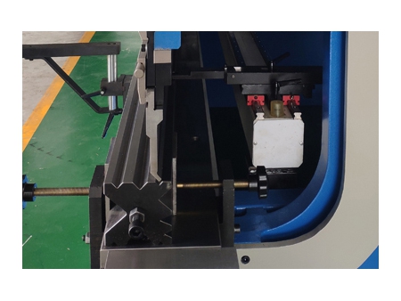 Plegadora de precisión con accionamiento-servo, WD67K