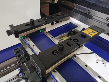 Plegadora de precisión con accionamiento-servo, WD67K