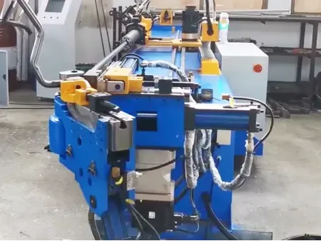 Dobladora de tubos CNC