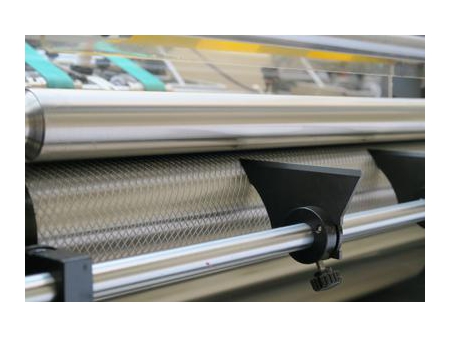 Máquina para alimentación y encolado de cartón a alta velocidad automática