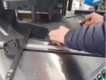 Escantonadora hidráulica de ángulo variable