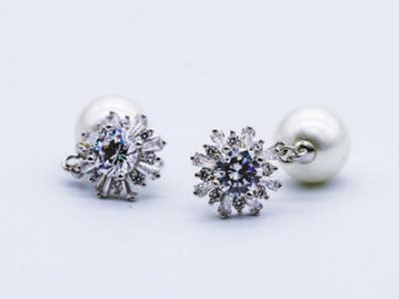 Aretes Colgantes, con Perlas de Imitación e Incrustaciones de Zirconia