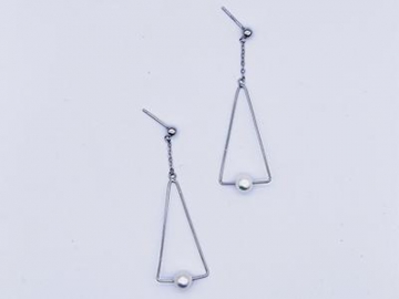 Aretes Largos, con Triángulo Colgante con Perla de Imitación