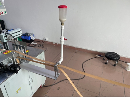 Ojilladora automática para etiquetas colgantes, UM-90Z