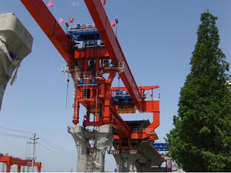 Grúa de construcción de puentes