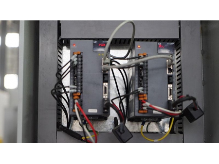 Máquina cortadora de contornos CNC vertical V6