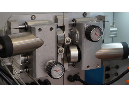 Máquina cortadora de contornos CNC vertical GV6