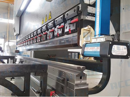 Prensa plegadora CNC de 3 ejes para chapas metálicas