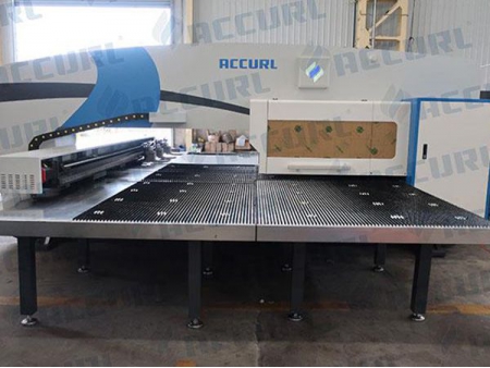 Punzonadora de torreta CNC de columna móvil con servoaccionamiento 50 Ton