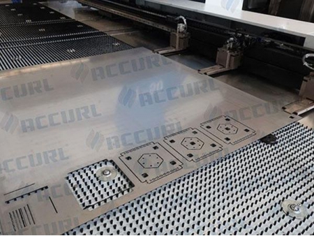 Punzonadora de torreta CNC de columna móvil con servoaccionamiento 50 Ton