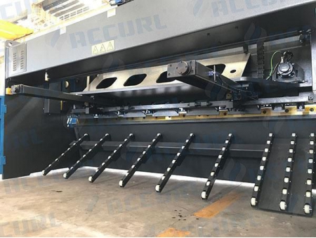 Guillotina hidráulica CNC con sistema de soporte de láminas neumático