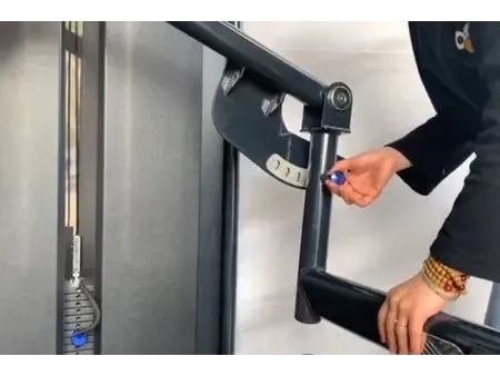 Máquina patada de glúteos (acostado)