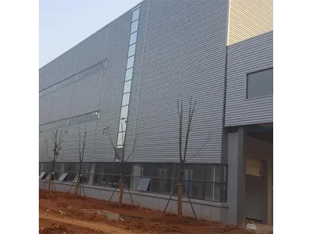 Paneles metálicos para muro con fijación oculta