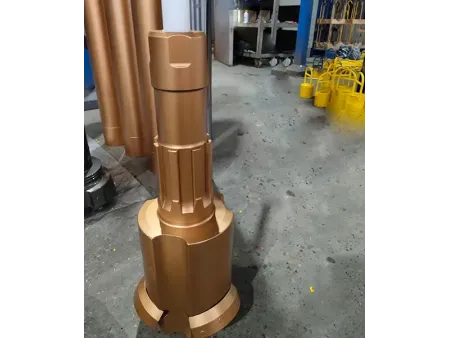 Sistema de perforación con revestimiento concéntrico con mordazas