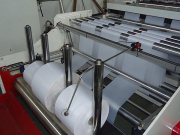 Máquina automática para fabricar bolsas con sellado inferior mediante sistema de corte pendular