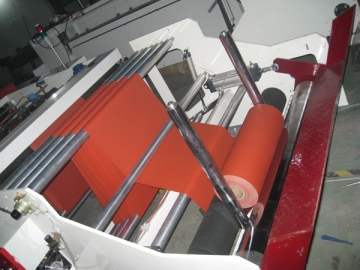 Máquina automática para fabricar bolsas con sellado inferior mediante sistema de corte pendular