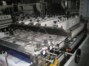 Máquina para fabricar bolsas de tres lados con sellado central