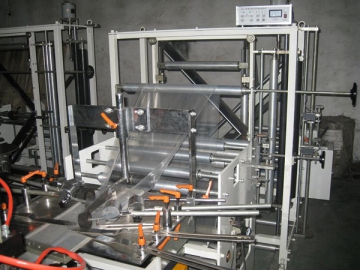 Máquina para fabricar bolsas de tres lados con sellado central