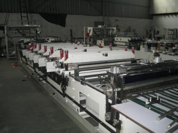 Máquina para fabricar bolsas de tres lados con sellado central